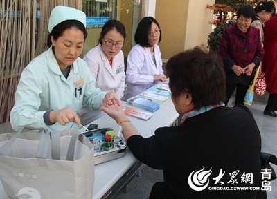 薛家島街道社區(qū)衛(wèi)生服務(wù)中心開展“糖尿病日”健康咨詢活動