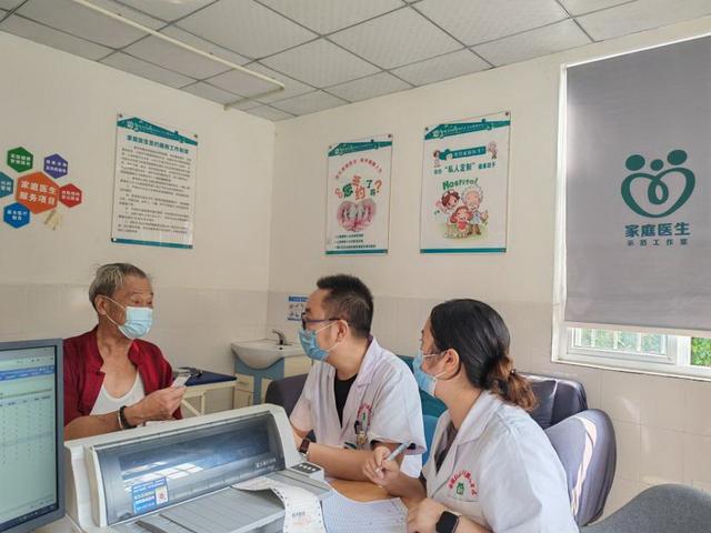 彭州市新增社區(qū)衛(wèi)生服務(wù)站 居民在家門(mén)口即可享受便捷診療與健康咨詢(xún)